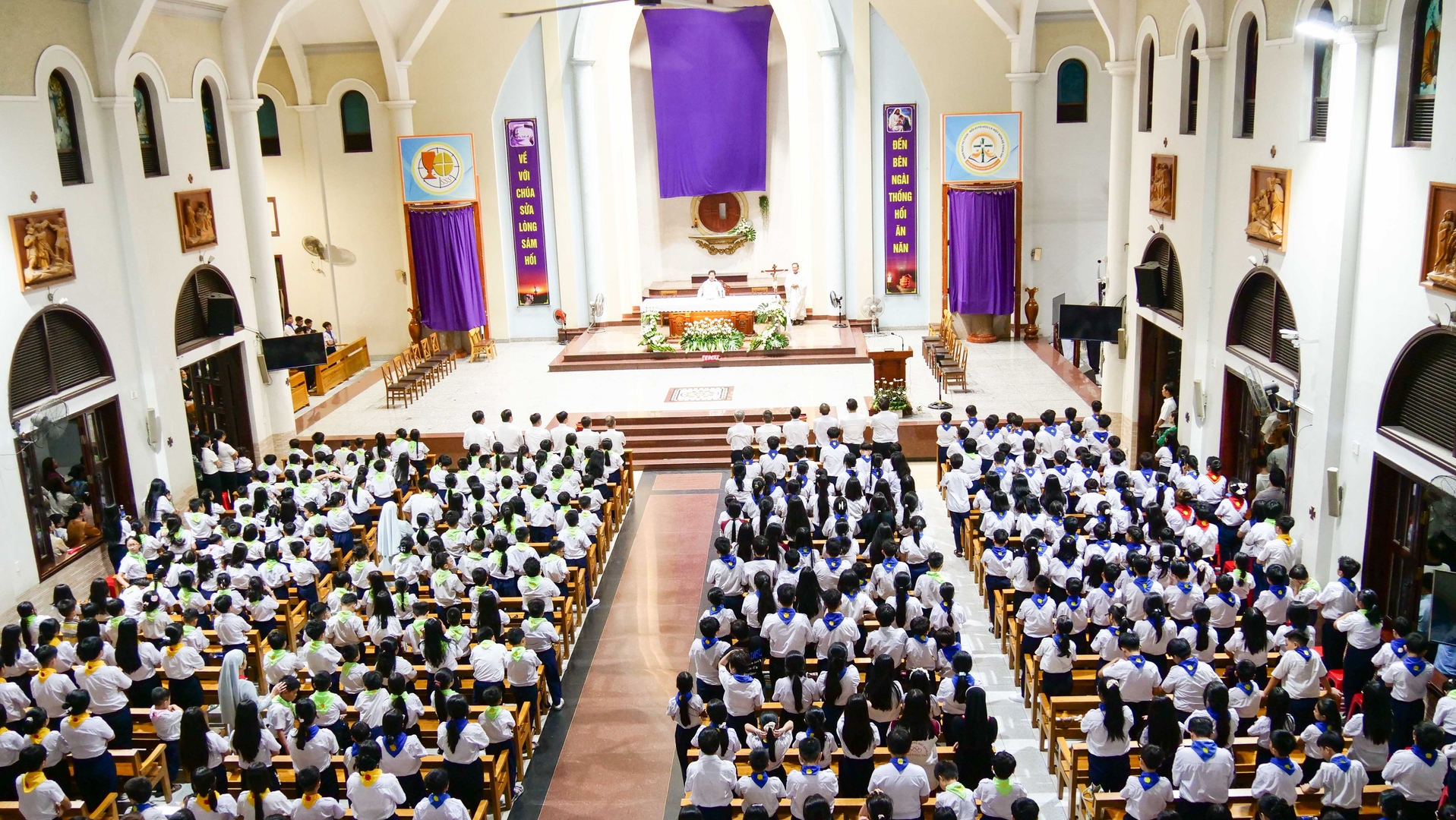 Giáo Xứ An Phú Cử Hành Thánh Lễ Tiệc Ly – Thứ Năm Tuần Thánh